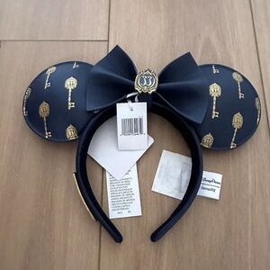 New Sealed Bag Club 33 Disneyland new Minnie Mouse ears Exclusive Gold Key 2025